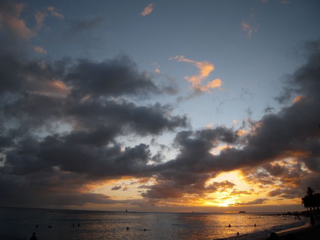 あー、消える！<br />ってか消えてる？<br /><br />ホントは水平線に消える夕日も見たかったけど、雲が。。。なので、このあと夜食を買いに〜♪夜食、私が食べたいと駄々をこねた(笑)いっぱい食べたけど、くいしんぼうな私はぜったい夜お腹すく〜☆