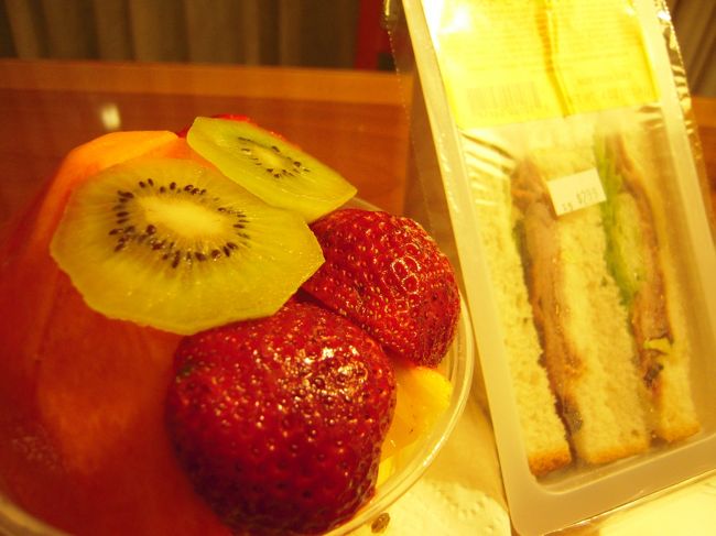 フルーツは行きたいと駄々を言って高橋果物店にて購入。<br />サンドイッチはABC(笑)<br />初高橋果物店。<br />フルーツいっぱいあって目移りしちゃったので、いっぱい種類の入ってるやつを購入。<br />キウイとイチゴは普通においしい♪<br />パインもめちゃうま！<br />今回の一番はパパイヤ！なんとゆーか、、、完熟のパパイヤはこんなにおいしいんだ！！って思った☆また食べたい。。。<br /><br />さて、明日からはもりもりショッピング＆ビーチ！