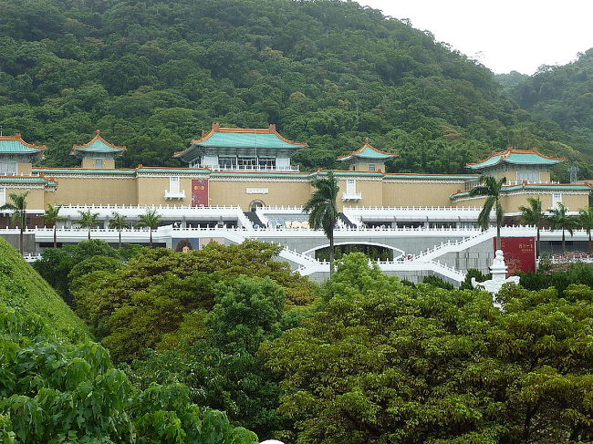天気が悪いので、とりあえず故宮博物院へ。<br /><br />詳細は別のブログへＵＰしました。<br />http://blog.livedoor.jp/qz2010il/archives/1388551.html<br />
