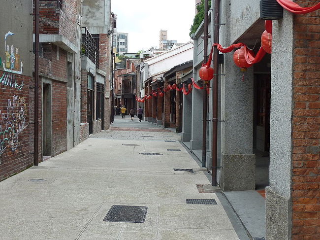 街シリーズの最後は台北市内の龍山寺の近くに新たに整備されつつある剥皮寮老街。<br /><br />詳細は別ブログに載せました。<br />http://blog.livedoor.jp/qz2010il/archives/1389199.html<br /><br />