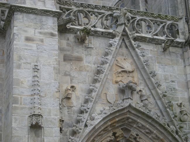 左側のガーゴイルの目がギョロギョロ飛び出していて怖い