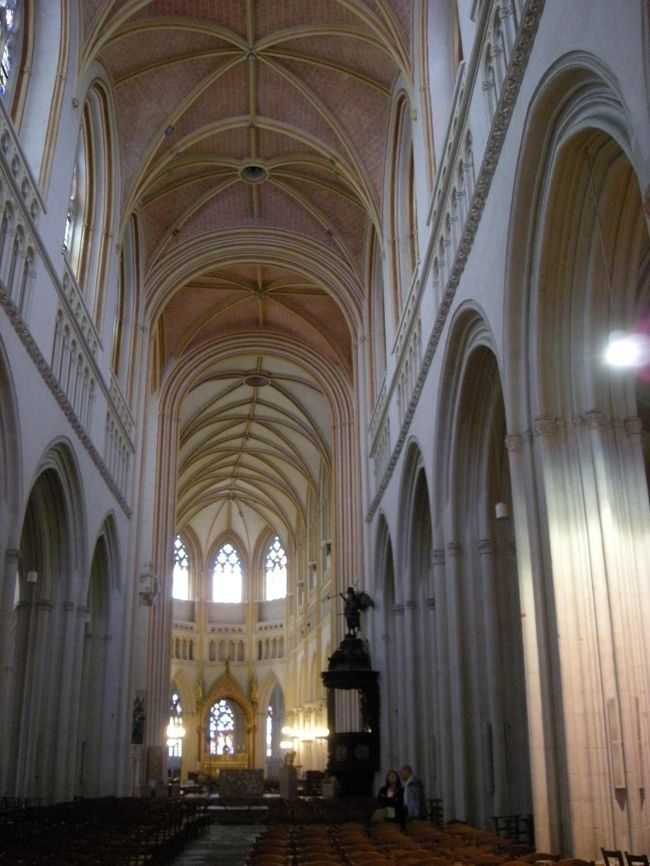 大聖堂内部<br /><br />美しく交差するリブボールド。<br />足元からすーっと上に浮き上がるような浮遊感。<br />