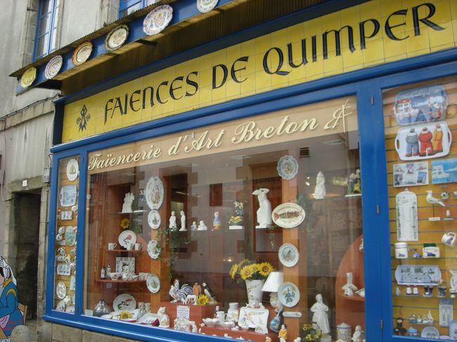 カンペール焼きがずらりと並ぶお土産屋さん