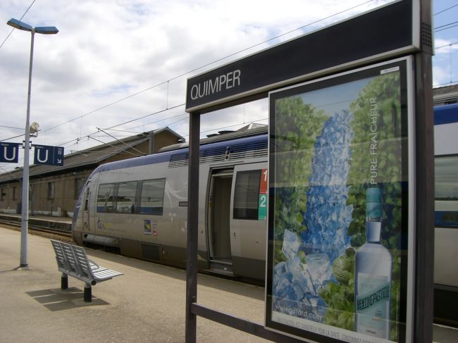 駅のホーム<br /><br />14：28　カンペール発<br />19：13　パリ・モンパルナス着<br /><br />4時間ちょっとの列車の旅