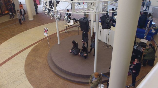 その三井アウトレットパーク内でアイドル？の出し物<br />練習中です。