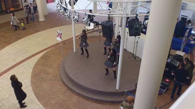 手前のおばちゃんが振付師？踊りの先生？<br />厳しく指導？