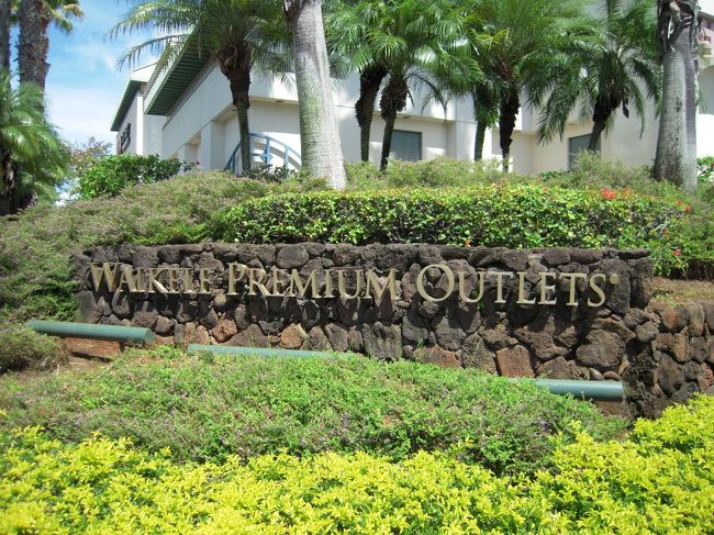 癒された後はもりもりショッピング！<br />Waikele Premium Outlets！<br />来てみたかったのよね〜♪<br />が、うーん特にほしいものはなく。。。<br />失敗。。。orz<br />レスポのポーチは買ったけど。<br />