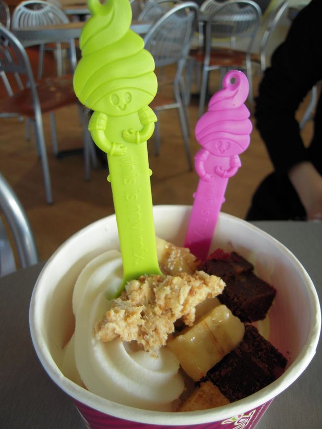 で、戻って今度はワードへ。<br />ちらっと見たらMenchie's Frozen Yogurtで休憩。<br />こーゆーとこ初めて♪<br />自分だけだったらもりもり乗っけるとこだけど、ここは友人がセーブしてくれる(笑)<br />シェアできるって良い♪