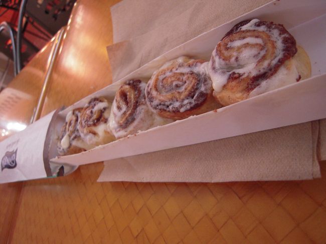 で、アラモアナでがっさがっさお買い物してまた休憩。<br />ここも私が行きたいと言ったCinnabon。<br />ハワイに来ると食べたくなるこの甘さ♪<br />日本から撤退しないで欲しかったな（＞＜。。。