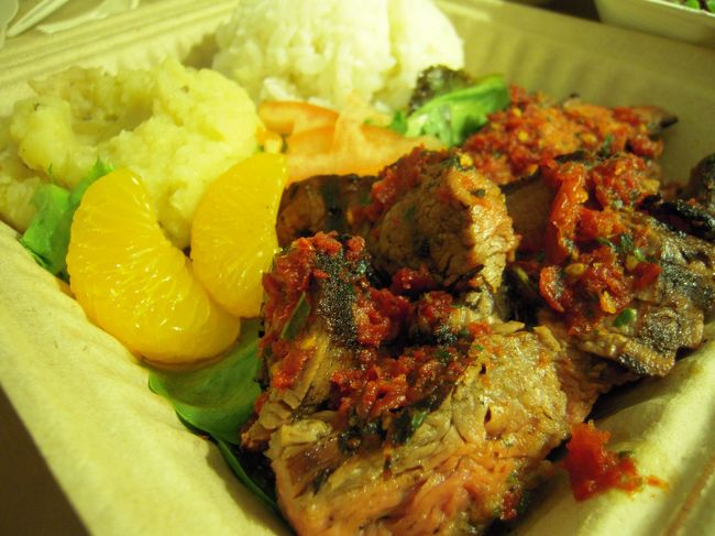 今日はがんばったので部屋でゆっくり夕飯☆<br />Waikiki Shopping Plazaのフードコートからお持ち帰り♪<br />ちょうど対応してくれたのが日本人のお兄さんだったので注文もスムーズ♪<br />お肉のプレートランチと、