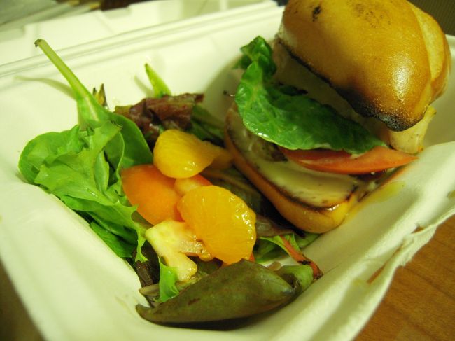 アヒのサンドイッチ☆<br />こーゆーちょっとしたものもおいしいからうれしい♪<br />１人分$8.89。朝とえらい違い（苦笑）