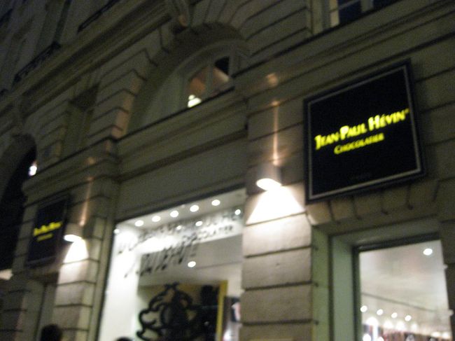 17:30頃。<br />ツアーの皆さんと分かれて、徒歩で最初に向かったのは、近くのサン・トノレ通りにある「JEAN-PAUL HEVIN（ジャン＝ポール・エヴァン）」です。<br />本当はここの2階にあるカフェでショコラ・ショーをいただく予定だったのですが、さすがに週末の土曜日、かなりの行列だったため諦め、買い物だけにしました。