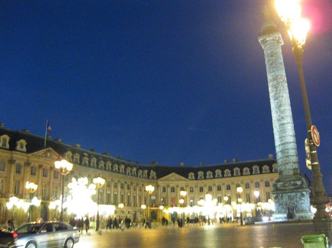 17:40頃。<br />その後、歩いてヴァンドーム広場へ。<br />綺麗にライトアップされていました。<br /><br />オテル・リッツ。<br />私たちにはまったく手の届かないホテルです…。