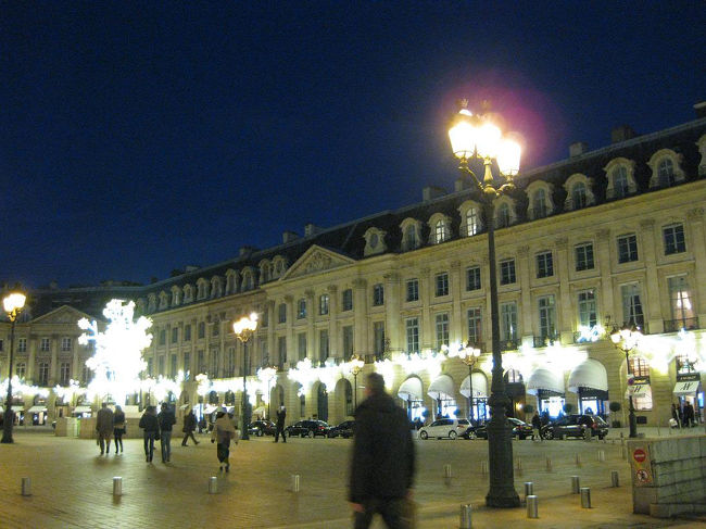 こちら側には宝飾店がずらりと並んでます。<br />こちらも縁遠い世界…。