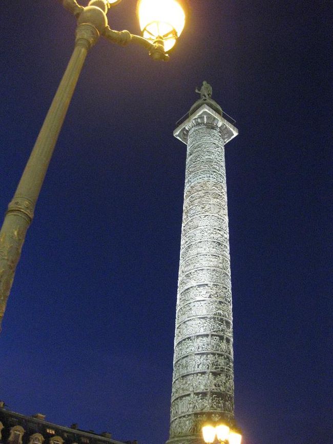 この広場の中心にある円柱。<br />ここは比較的人が少なかった気がします。<br />円柱を下から見上げたら、また歩いて移動です。