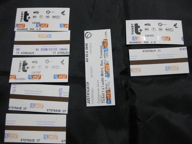 解散後、希望者は再びバスに乗り込み「MyBus社」へ向かいました。<br />黄金のジャンヌダルク像の脇を通ってオペラ座の方へ進んだところにあります。（日本語で「マイバス社」と書いています）<br />そこで、OP申込の方への案内をしている間、お手洗いを借りました。<br />こちらには次の日もお手洗いを借りましてお世話になりました。<br />いるのが日本人の方なので、借りやすかったです。数は少ないですが…。<br />その後、添乗員さんと一緒にメトロの切符を買いに行きます。<br />最寄りの「チュイルリー駅」には自動販売機がないということで、「ピラミッド駅」へ行きました。<br />が、ここは小銭のみ。<br />お札しかなかったので、大丈夫かなと思いながらクレジットカードで支払いました。<br />しばらく反応がなくて不安でしたが、なんとか読みとってくれました。<br />10枚組のカルネ（12.50ユーロ）を購入。<br />切符購入希望者が多くて、しばらくツアーの皆さんで販売機を占領しちゃってました…申し訳なかったです…。