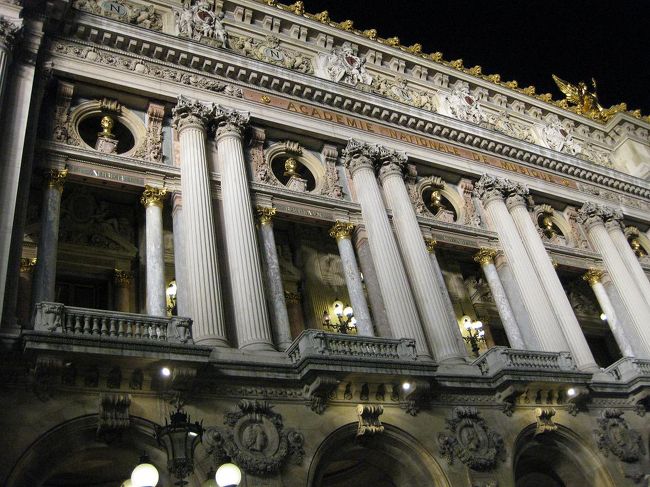 17:50頃。<br />オペラ・ガルニエ前に到着しました。<br />たくさんの人がこの前に座ってました。