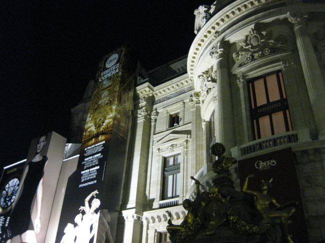 ぐるりとまわって裏側へ向かいます。<br />ここには次の日訪れる予定でした。<br />この時間は、なにか公演を行っていたのでしょうか。