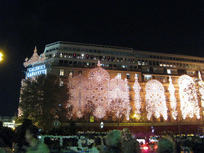 17:55頃。<br />ギャラリーラファイエット到着。<br />おお、テレビや雑誌で見たことある！<br />クリスマスのイルミネーションが綺麗です。<br />が。