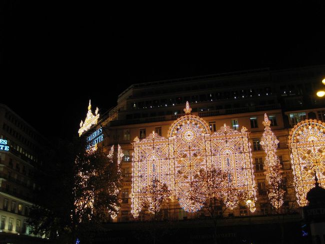 ものすごい人、人、人…。<br />外のショーウィンドウのクリスマス・デコが有名ですが、あまりの人に近づくことができず、断念。<br />せめて中のツリーだけは…！と本館に突入です。