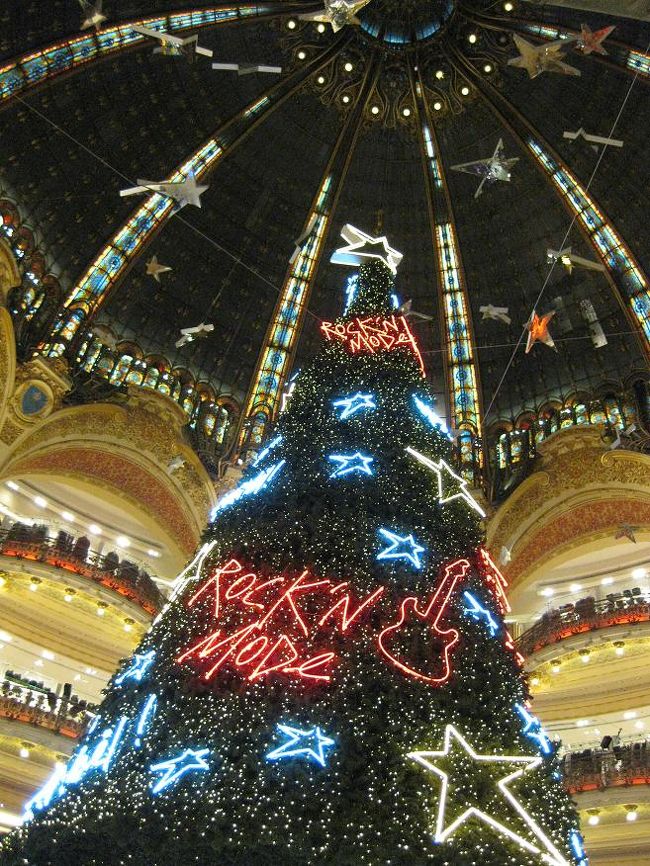 中もすごい人です。<br />日本のデパートでは考えられないくらい。<br />人だかりをかき分けて、ようやく辿り着きました、クリスマスツリー。