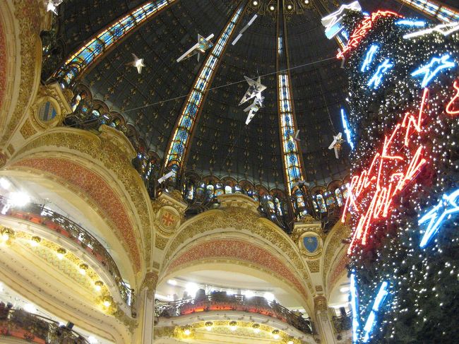 大きなクリスマスツリーにも感動ですが、この空間も素敵です。<br />すごい、のひと言。<br /><br />ただ、もう少し眺めていたかったのですが、たくさんの人と、周囲の化粧品の匂いにちょっと酔ってしまい早々に出てきてしまいました。