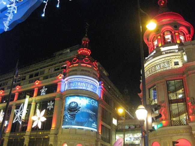 ラファイエットに比べればシンプルですが、これはこれでいいですね。<br />しかも、向こうほど人がいない…。