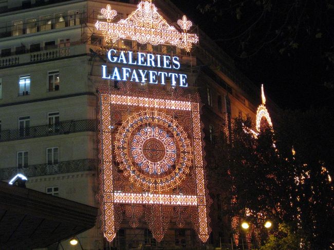 ラファイエット前に戻ってきました。<br />この近くにユニクロもありました。<br />中には入りませんでしたが。