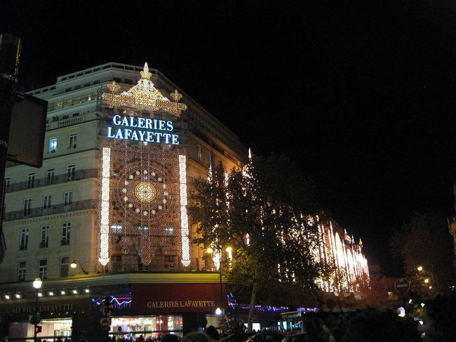 次に、ピラミッド駅近くのモノプリへと向かいました。<br />次の日は日曜日なので、この日のうちにお土産は全部買ってしまう予定でしたが、モノプリも大混雑。<br />希望する商品は売切れ、レジも長蛇の列…。<br />とりあえず、買えるものだけは買って、お店を出ました。