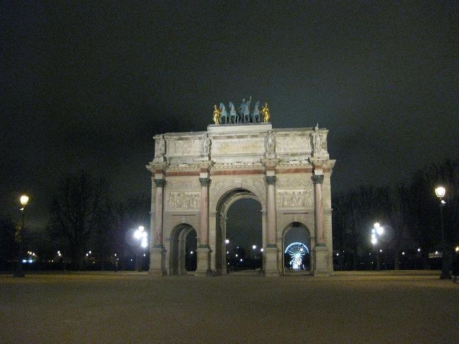 19:40頃。<br />カルーゼル凱旋門。<br />ナポレオンが建造した最初の凱旋門です。<br />完成したときに満足せず、もっと大きいものを！で、完成したのが有名なエトワール凱旋門です。