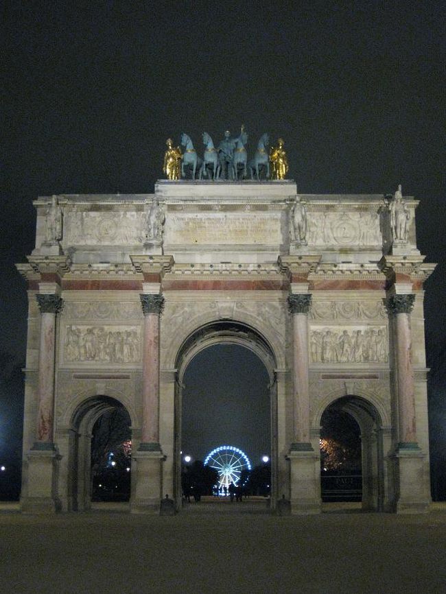 ここからチュイルリー公園、シャンゼリゼ、エトワール凱旋門まで一直線なので、本来は見えるはずなのですが、この時期はコンコルドの観覧車があって見えませんでした…。<br /><br />あと、このあたりに黒人の方々が大勢たむろしていてちょっと怖かったです。<br />撮影したら、早々に立ち去りました。