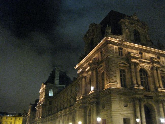 反対側、ルーブルへ。