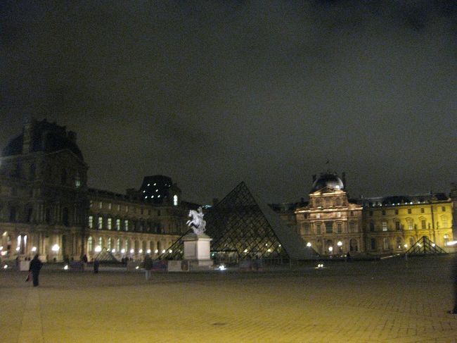 あれだけにぎわっていたルーブルも、閉館後は静かです。<br />何人かの方が同じように撮影に来てましたが。<br />ご覧の通り、ピラミッドはライトアップされていませんでした。<br />後日、LEDでライトアップというニュースが流れていましたね。