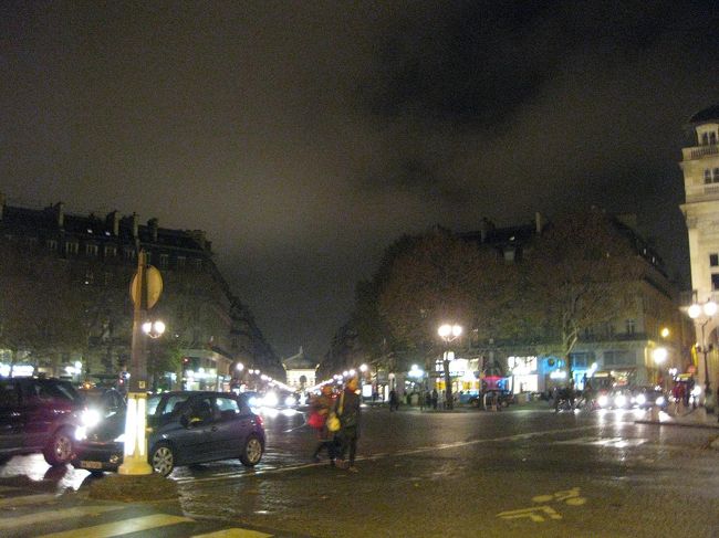 再びオペラ通りへ戻ってきました。<br /><br />ここからホテルまでのメトロ、予定では以下でした。<br />「Palais Royal-Musee du Louvre（パレ・ロワイヤル・ミュゼ・デュ・ルーブル）」<br />↓1号線<br />「Charles de Gaulle-Etoile（シャルル・ド・ゴール・エトワル）」<br />↓乗換6号線<br />「Bir-Hakeim（ビラケイム）」※ホテル最寄り<br />だったのですが…