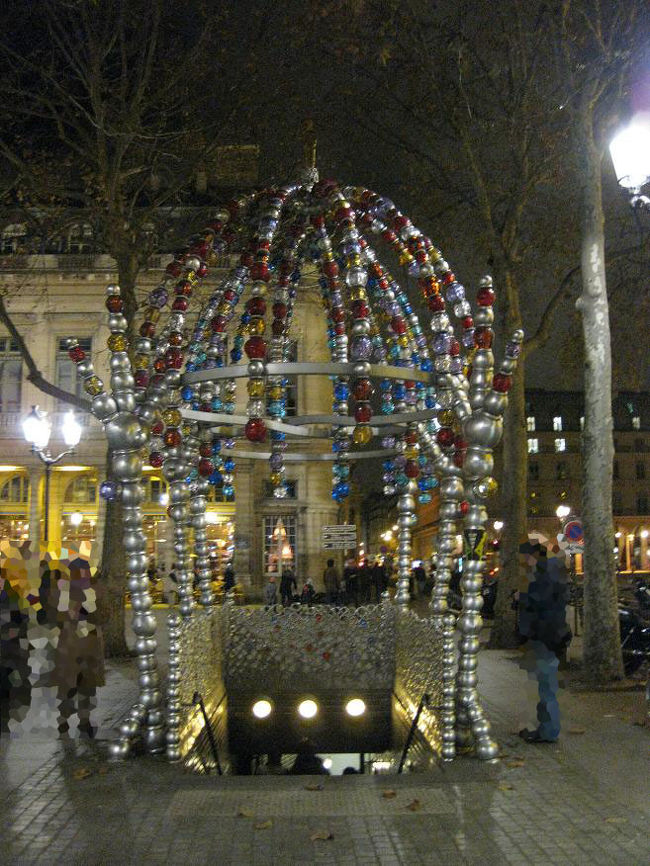 一見するとわからない、「Palais Royal-Musee du Louvre（パレ・ロワイヤル・ミュゼ・デュ・ルーブル）」駅への入口。可愛いですね。<br /><br />さて初メトロ。<br />メトロに乗るときに最低限確認すべきこと。<br />①何号線に乗るのか　②行先はどこか<br />です。で、ホームの前には必ず今いる駅とこれから向かう駅が書かれているので、そこを見て本当にあっているのかを確認したうえで乗るべし。という話は聞いていたのですが…。<br />やってしまいました。最初で緊張しすぎていたせいか、確認を怠ってしまいました。<br />１号線に乗るべきなのに、乗り込んだのは７号線…。<br />事前に、どこからどこまでは何号線で行先はここで～というのをかなり調べていたので、次の停車駅ですぐに違うことに気づけたのは幸いでした。<br />「チュイルリー」じゃなくて「ピラミッド」に停車したんですよね…<br />それで、間違えたと気づきました。<br />慌てて次のオペラで下車。<br />次の日、「オペラ」から8号線を利用する予定でいたので、それに乗れば「コンコルド」に行けることも知っていました。なので、8号線に乗換…のつもりが、オペラ駅が広くて迷う迷う…（汗）<br />ようやく乗り込んだ8号線。さほど混んではいなかったのですが、そこでスリらしき人に遭遇。<br />中東系の男が同行者に近づいてきて、明らかになにも入っていないカバンを被せてきて、その下で手を動かして探っていました。<br />同行者が気づいた様子はなく。（変だなとは思ったそうです）<br />でも幸いにも、同行者のカバンはすべてコートの中にすっぽり。ポケットにもなにも入っておらず、早々に諦めたようで、私たちと同じコンコルドで降りて行きました。<br />気づいていなかったのか構わなかったのか、私はじっと一部始終見ていたのですが…<br />なにか行動を起こせば声をあげようと思ってましたが、なにもなくてよかったです。<br />後から考えると、諦めの早い人でよかったですが、そうじゃなかったら…と怖くなりました。