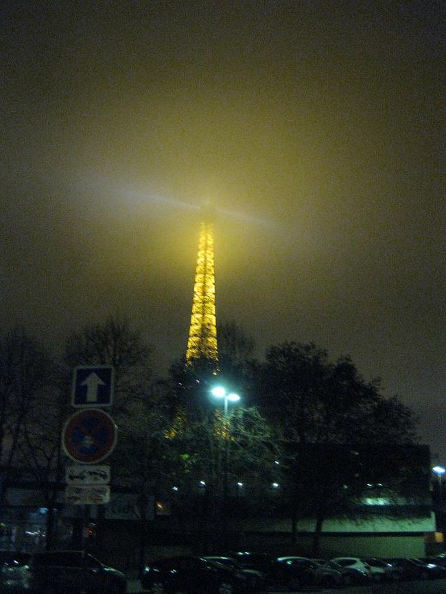 その後、無事に「コンコルド」で1号線に乗換できましたが、この1号線がかなりの混雑。東京の通勤ラッシュ並です。<br />何本か見送っても同じ状態。<br />なので意を決して、荷物を胸に抱え、乗り込みました。<br />身動きできない状態で、なんとか「シャルル・ド・ゴール・エトワル」に到着。<br />そこからはすんなり6号線に乗り換えて「ビラケイム」に無事到着しました。<br />最初に乗り込んだのが19;40頃、到着が20:40頃。<br />1時間かかりました…。<br />ただ、私は気づかなかったのですが、「ビラケイム」にも何人か黒人の人がいて、途中までついてきていたのだとか。こ、怖い…。<br />でも何事もなくてよかったです。<br /><br />この日、辿り着いたホテルから見えたエッフェル塔は霞んでおりました。