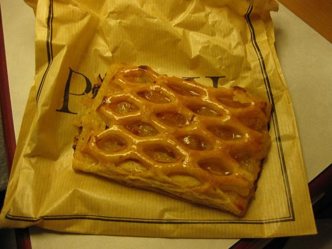 この日の晩ごはんは、オペラ地区の「PAUL」で買ったリンゴパイ（2ユーロくらい）と、