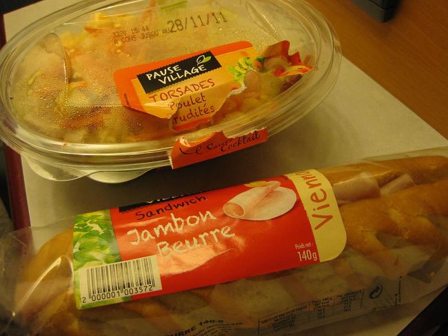 前日晩ごはん用に買ったのに食べられなかったサラダ＆サンドウィッチです。<br />が、気疲れからなのか半分も食べられず…（汗）<br />次の日のメトロ移動にかなりの不安を感じつつ眠りについた、3日目でした。<br /><br /><br /><br /><br />この日の歩数：29,056歩<br /><br />この旅1番の歩数でした。<br />ベルサイユ＋ルーブルがかなりきいたようです。