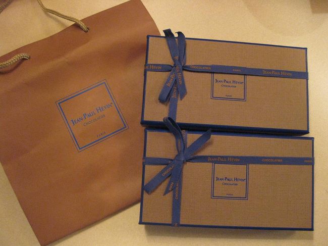 ここでは、上司へのお土産のボンボンショコラを購入。<br />1番小さいもので1つ14ユーロ（2つで28ユーロ）。<br />日本人らしき店員さんがいましたが、他のお客さんの対応をしていたため、ドキドキしながら他の店員さんに注文。<br />拙い英語でもきちんと理解してくれて用意してくれました。<br />自分の分も買おうと思いましたが、やはり高いので断念…<br />でもこういうお店の中では安いほうなのでしょうか。他の店には行かなかったのでわかりませんが…。