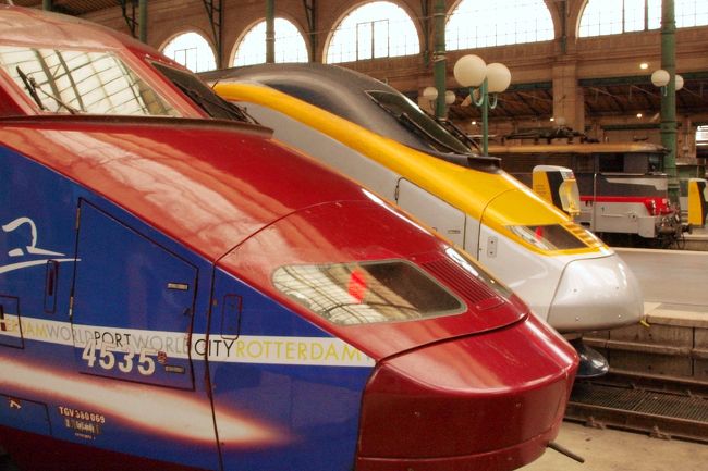 色はオレンジから赤に変わってしまったけど、小さな子供の頃買ってもらった「世界の特急列車」に載っていて憧れたTGVも現役でした。