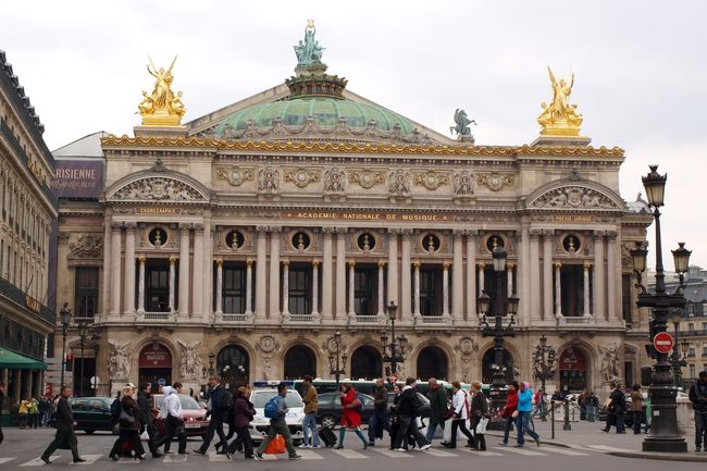 メトロの出口から外に出た瞬間、初めて見たパリの街並みに圧倒されました。