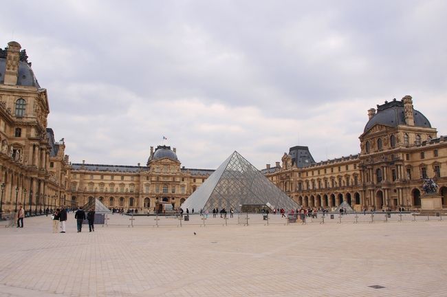 それにしても、何と壮大な空間なのでしょう。写真で見て３階建て…と普通に思っていたけれど、実際は１階分＝３階くらいに大きな作りです。<br />世界に名だたる大都会…超高層化する世界のあらゆる大都市をよそに、そんなものに頼らずに堂々と存在感を誇り続けているこの街の空気に圧倒された瞬間。