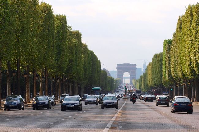 コンコルド広場からシャンゼリゼ通りと凱旋門