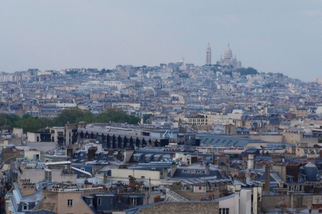 遠すぎてピンぼけだけど、モンマルトルも見えました。