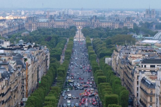 歩いてきた方向(ルーブル宮)方面を振り返ります。