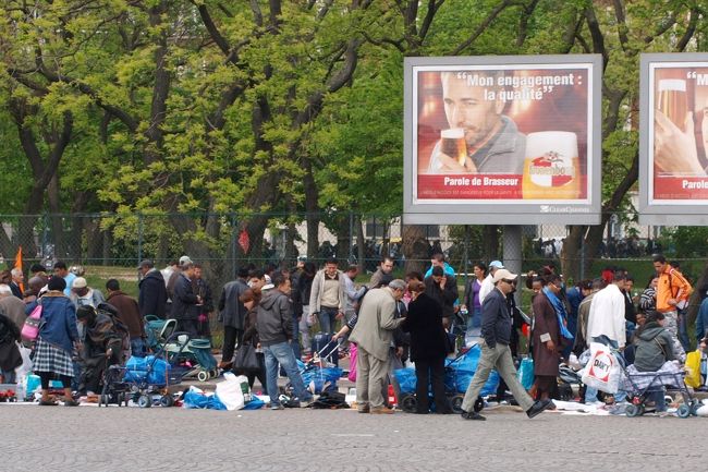 翌日は土曜日。蚤の市は、モントルイユがいいという話を聞いていたので、行ってみました。<br />が、ここは僕が求めていた蚤の市ではなかったようです。