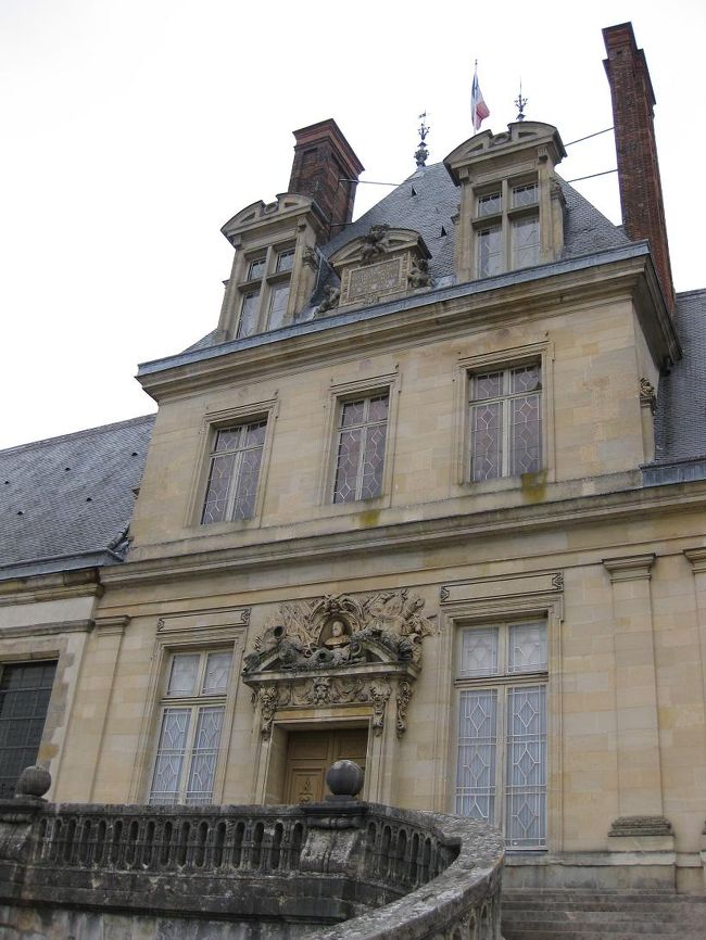 午前中、郊外のフォンテーヌブロー宮殿見学へ。<br />これが、ツアー全員での観光最後です。