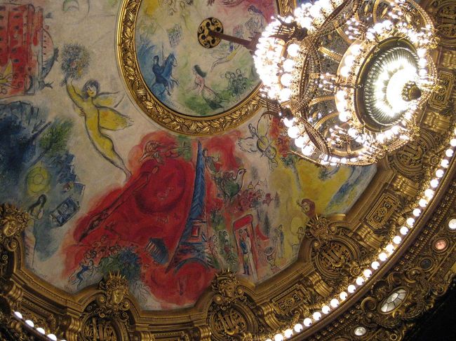 その後、パリに戻って、食事もそっちのけの忙しい1.5日のフリータイムのはじまりです。<br />まず最初にオペラ・ガルニエへ。