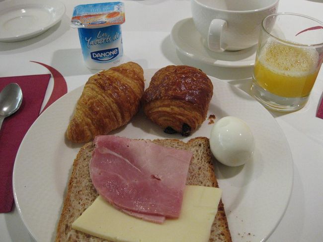 この日もホテルで朝食をとります。<br />ショコラを飲もうと思ったら、機械が壊れて飲めませんでした…。