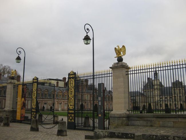 正面の「栄誉の鉄格子門」から入ります。<br />この門は、ナポレオンの時代に作られたもの。<br />もともと建物だったところを、ナポレオンが壊し門にしたそうです。<br />なので、鷲の紋章が上にあり、